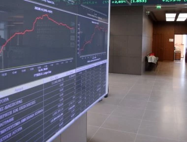 Για πέμπτη συνεχόμενη ημέρα το χρηματιστήριο κάνει «βουτιά» - Οι τραπεζικές μετοχές καταρρέουν